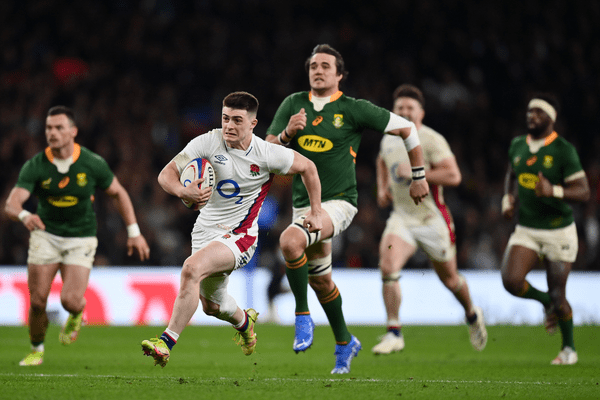Raffi Quirke running to score a try