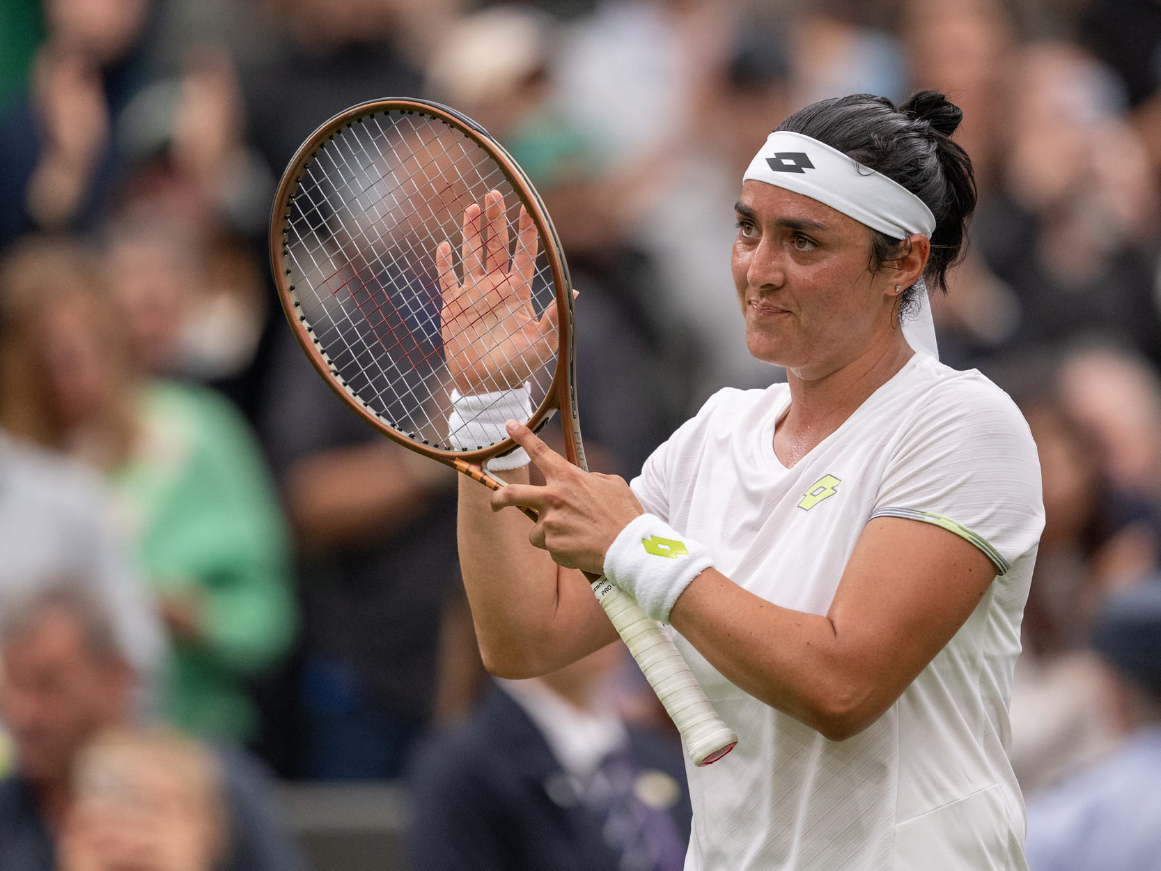Women's tennis player Ons Jabeur clapping the crowd on Centre Court at Wimbledon in 2023