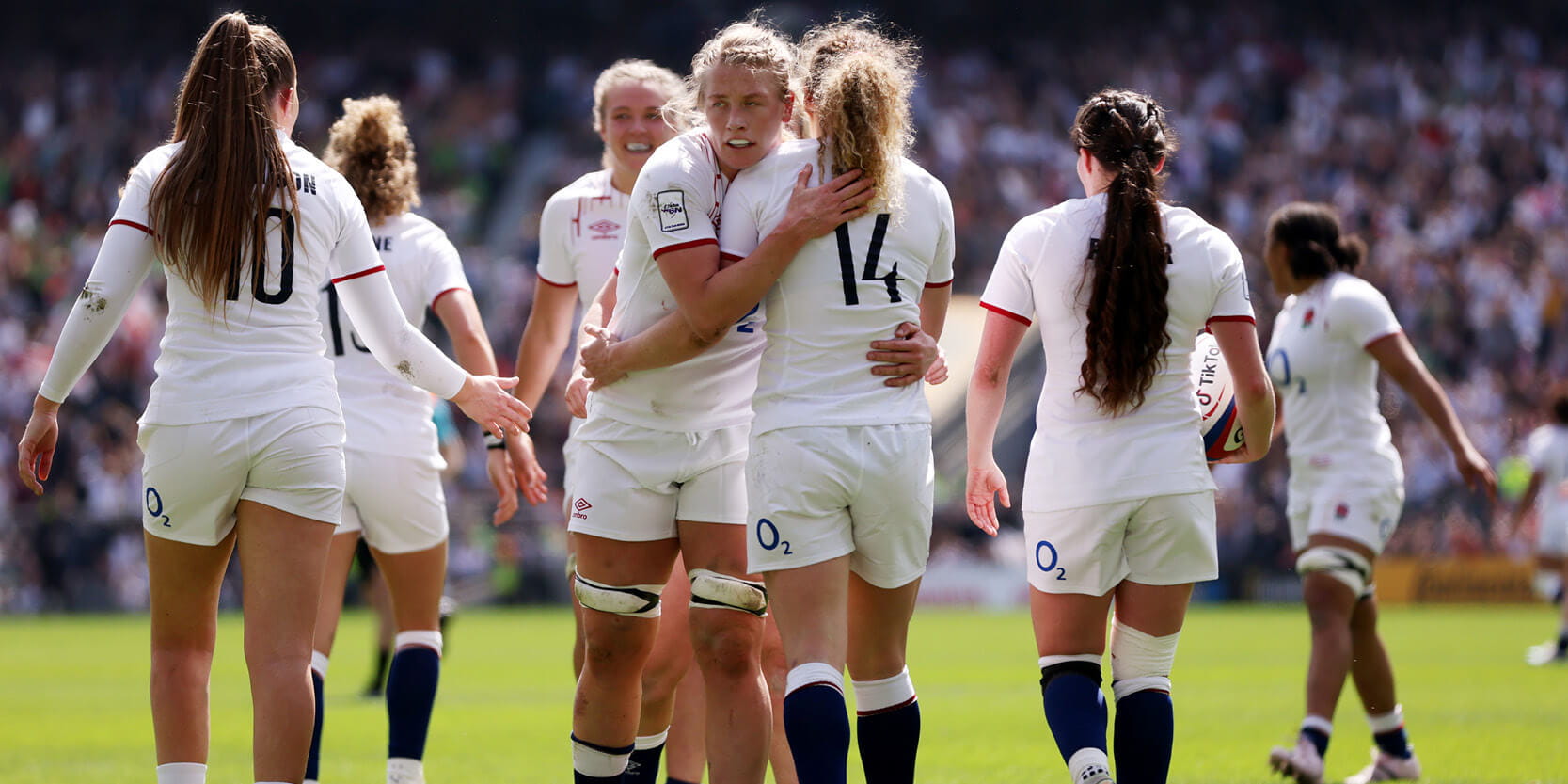 Women's red roses playing at Twickenham Stadium