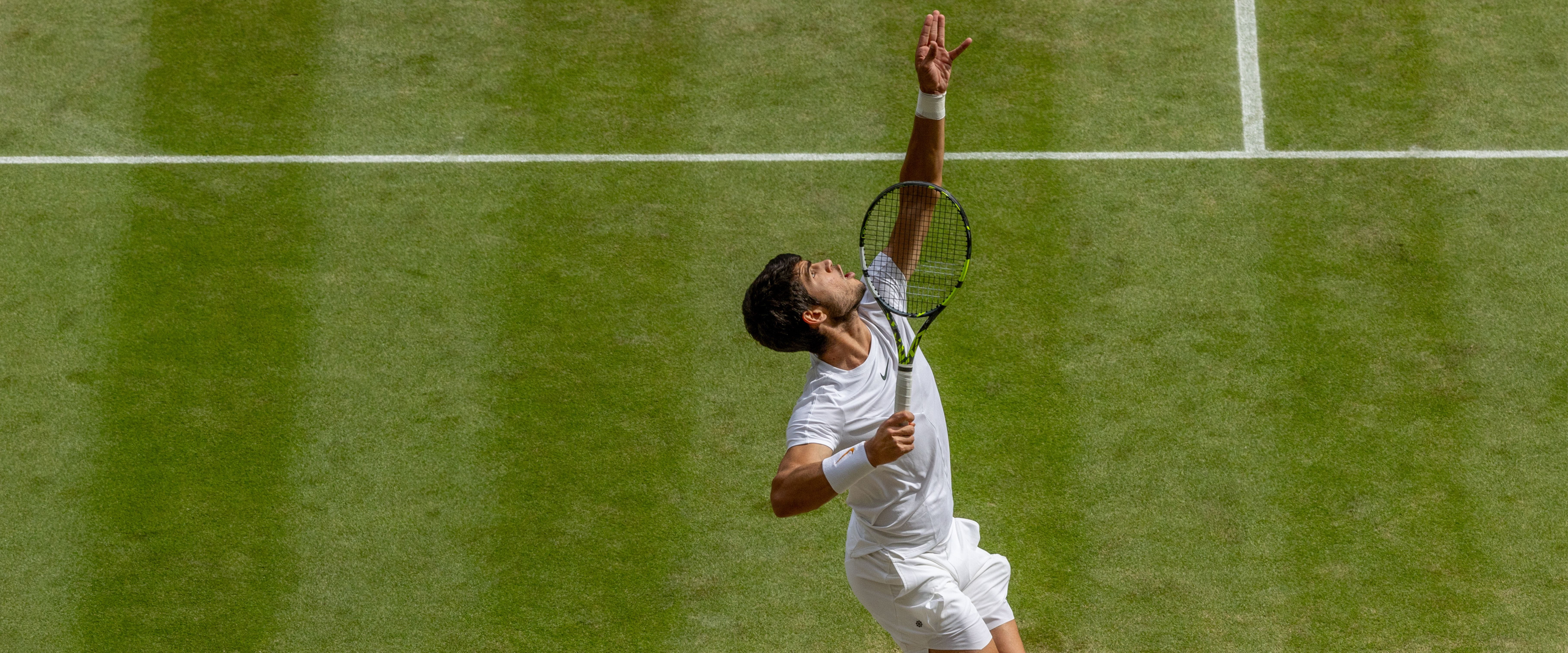 Alcaraz serves in the Wimbledon 2023 final against Djokovic 