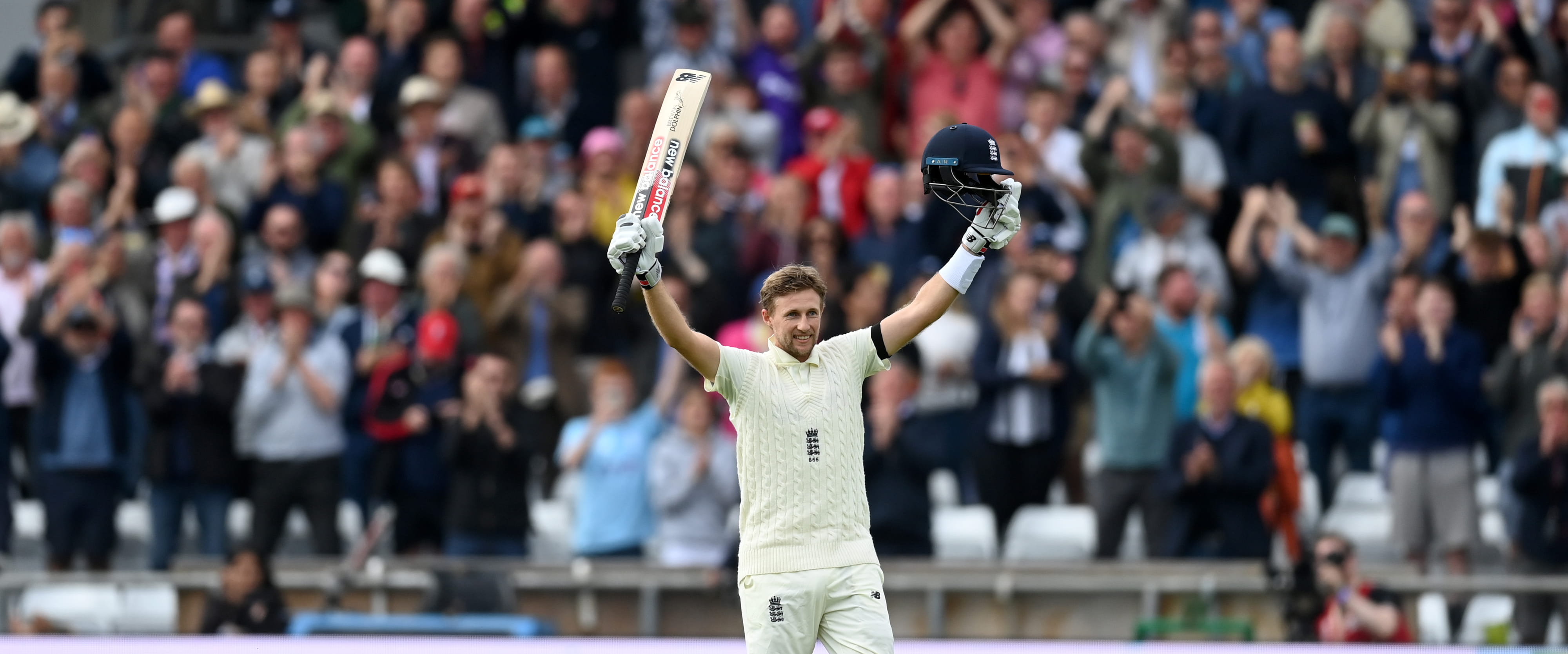 Joe root celebrating a hundred