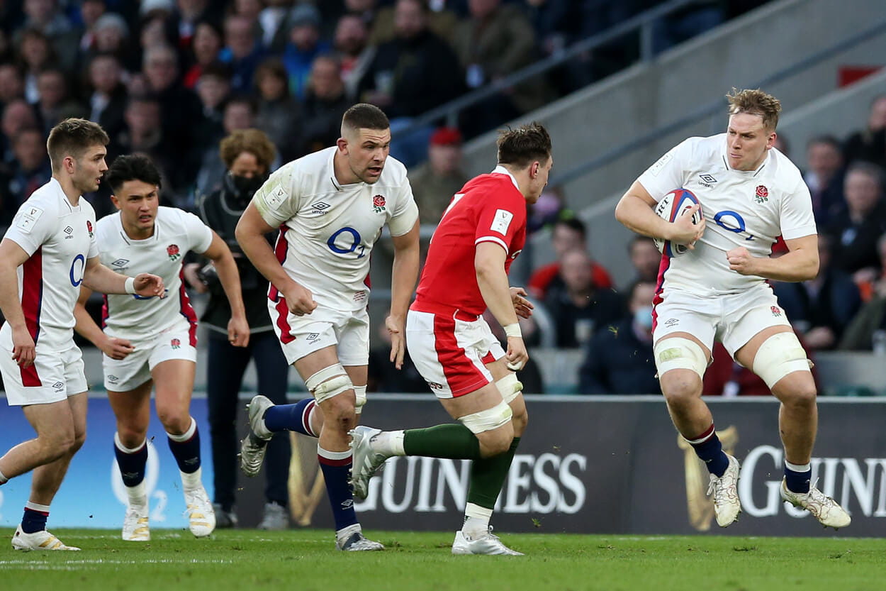 Alex Dombrandt running with the ball