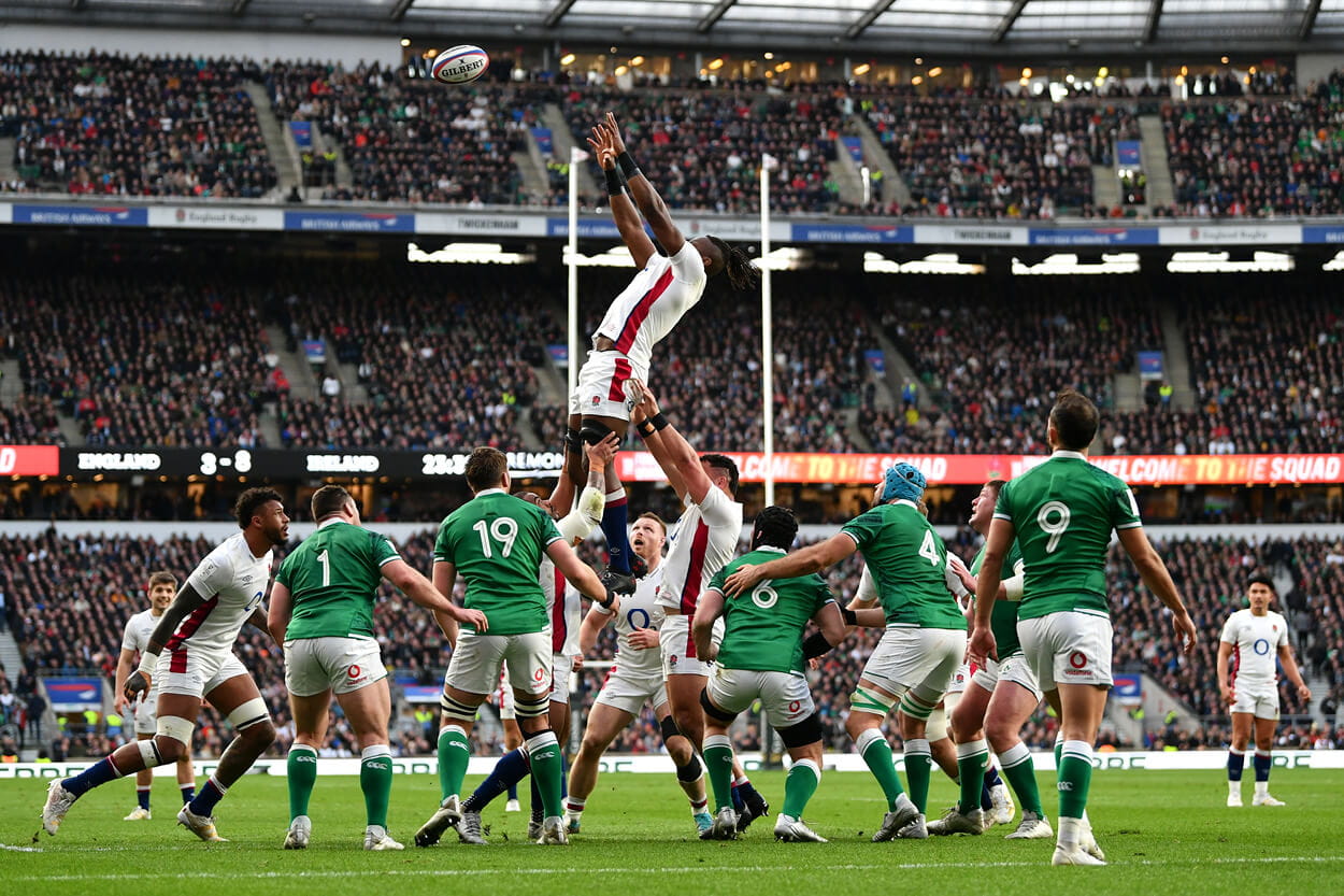 Maro Itoje catching a ball in the lineout