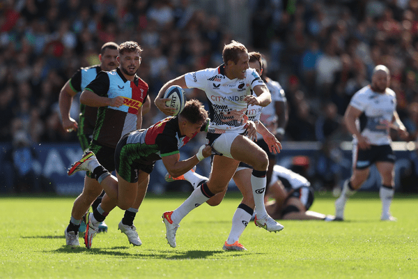 Max Malins running with the ball