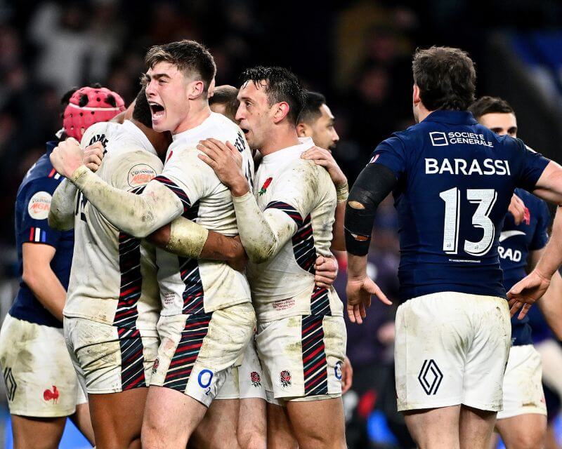 England celebrate a try against France
