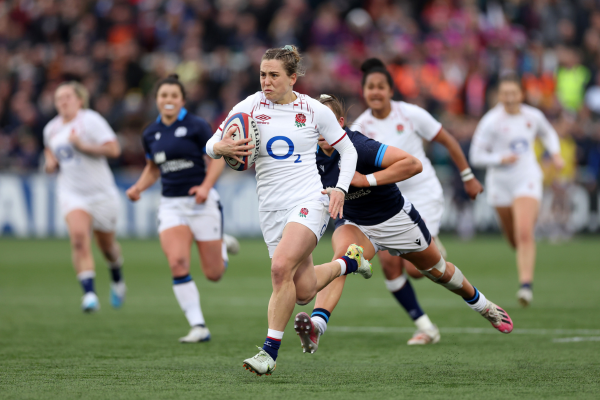 Claudia Macdonald running with the ball