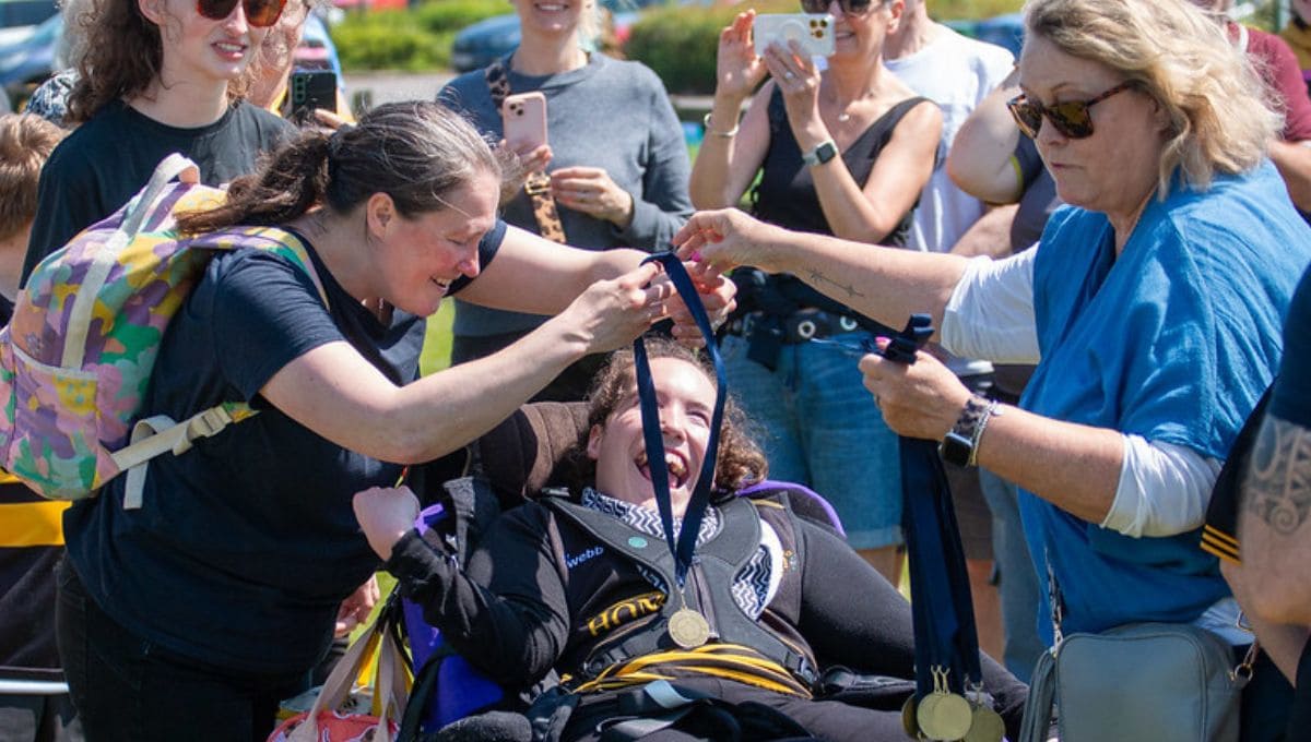 Handing out medals to participants