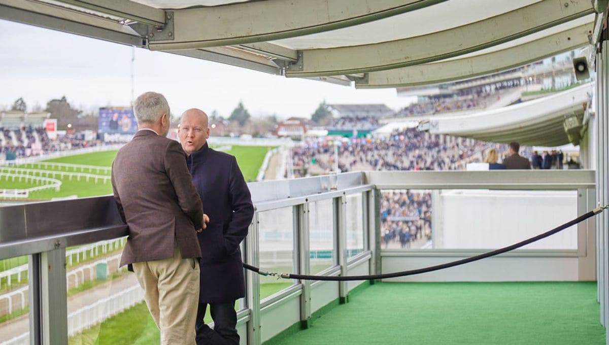 Long Run Balcony Box with Guests